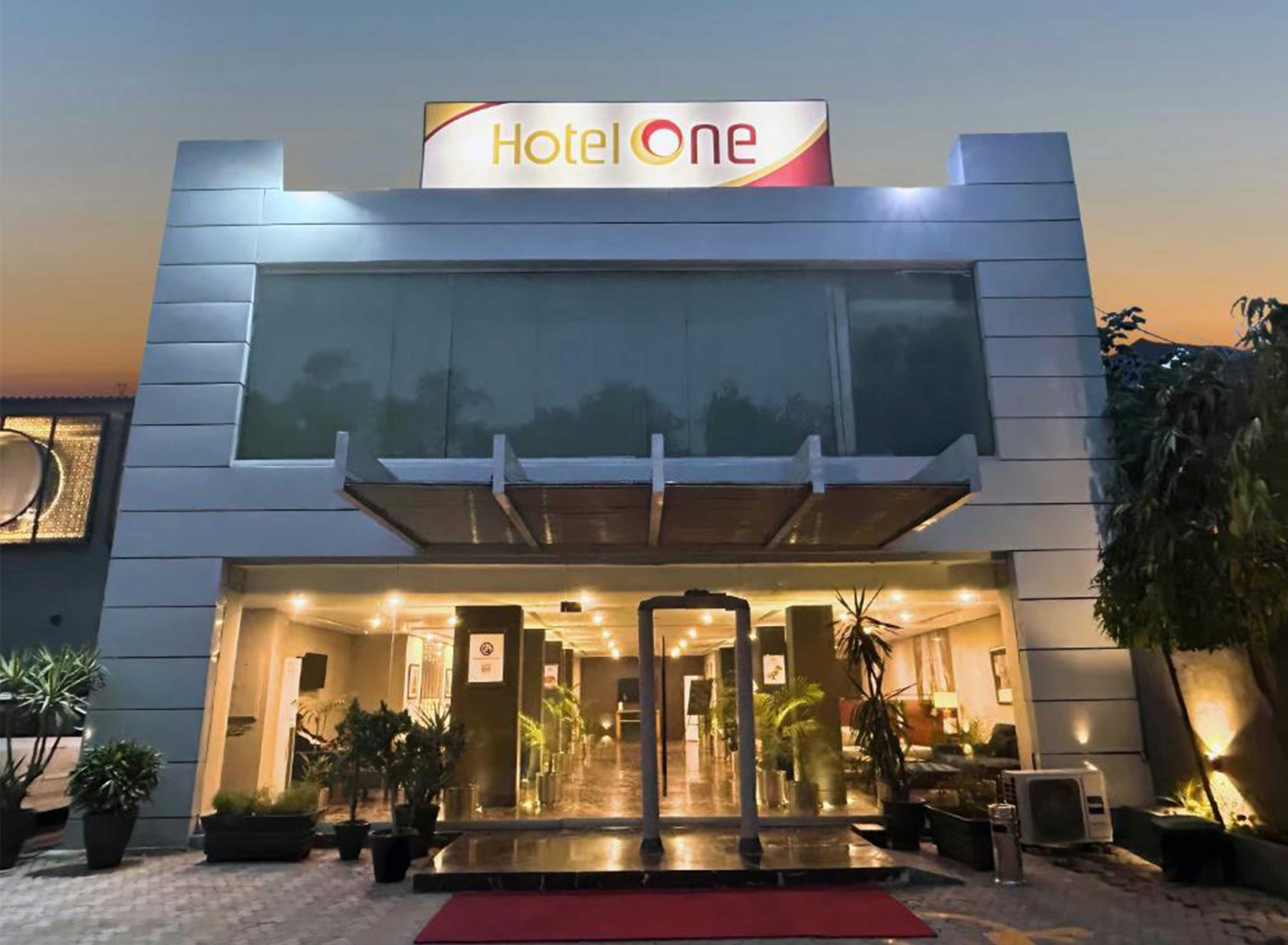 Stay Central at Hotel One The Mall Lahore